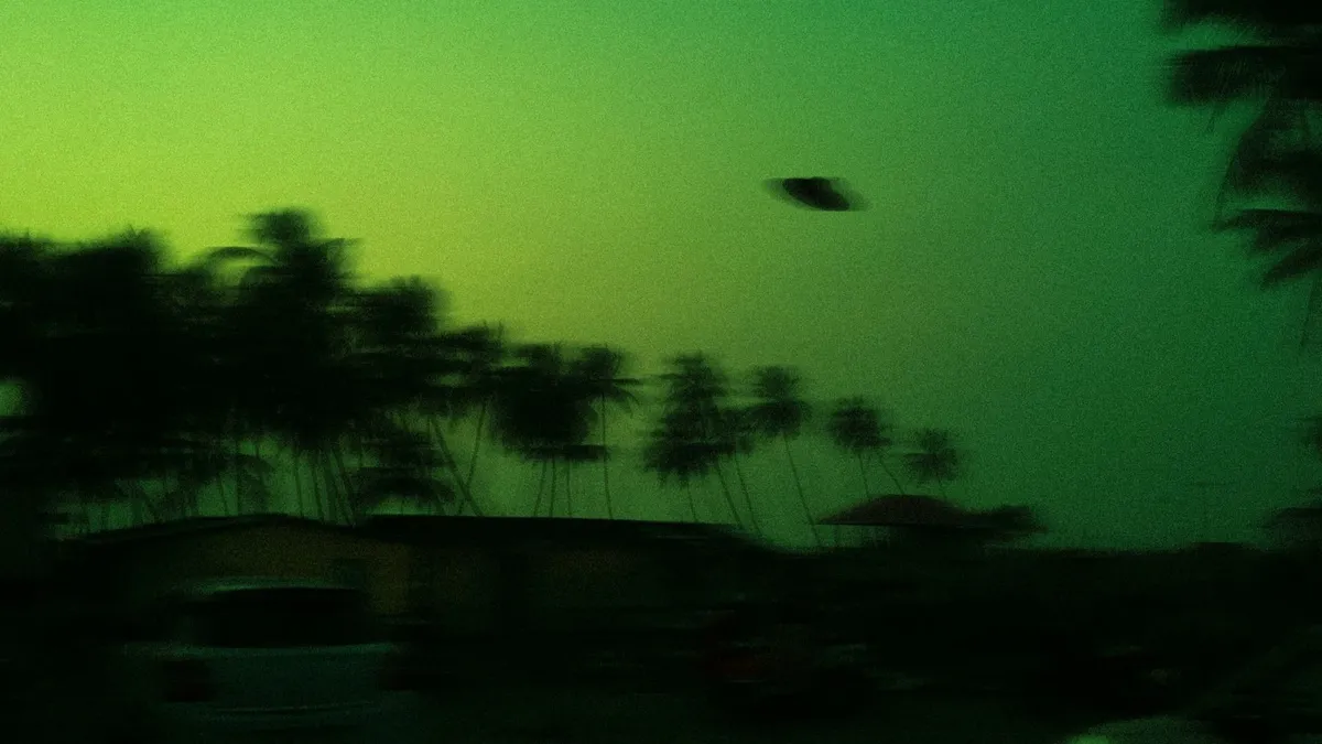 A szemtanúk szerint egy különös alakú UFO lebegett hosszú perceken át a Joshua Tree felett