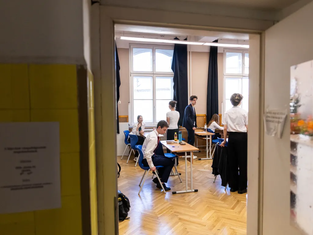 érettségi vizsga, magyar nyelv és irodalom írásbeli érettségi, érettségivizsga, magyarnyelvésirodalomírásbeliérettségi, az igazgatónő kérése, hogy más témájú cikkekhez ne használják majd fel a fotókat, kizárólag az érettségihez,
az igazgatónő kérése, ho