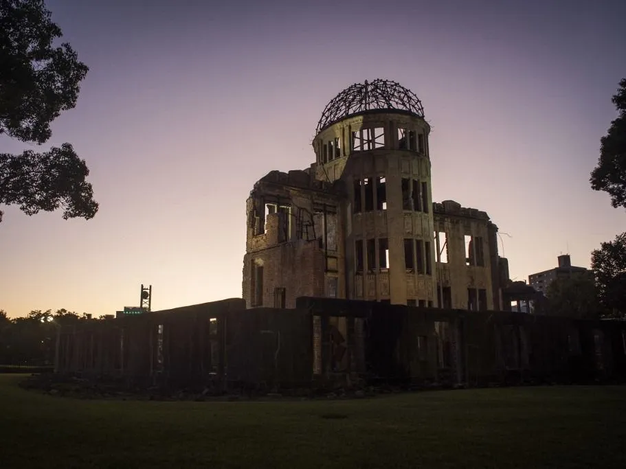 atombomba Japan, Hiroshima, 2024/07/29. The Hiroshima Peace Memorial, or Genbaku Dome, is the only building left standing building left standing near the hypocenter of the first atomic bomb first atomic bomb, on August 6, 1945. 80 years after the explosion, thanks to the efforts of many people, including the people of Hiroshima, this ruin has been preserved in the same condition as immediately after the bombing. It is the ultimate and most powerful symbol of the most destructive force ever created by man. Photography by Vero Martin / Hans Lucas.
Japon, Hiroshima, 2024/07/29. Le Memorial de la Paix d Hiroshima, ou Dome de Genbaku, est le seul
batiment a etre rester debout pres de l hypocentre de l explosion de la
premiere bombe atomique, le 6 aout 1945. 80 ans apres l explosion, grace aux efforts de nombreuses personnes, dont ceux des habitants d Hiroshima, cette ruine a ete conservee dans le meme etat qu immediatement apres le bombardement. Elle est le symbole extreme et puissant de la force la plus destructrice que l homme ait jamais creee. Photograph by Vero Martin / Hans Lucas. (Photo by Véro Martin / Hans Lucas via AFP)