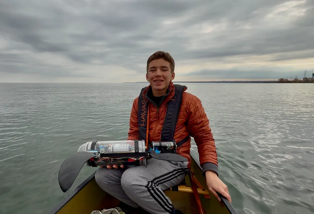 Evan Budz, a kamasz fiú az Ontario-tón teszteli a robotteknős későbbi verzióját