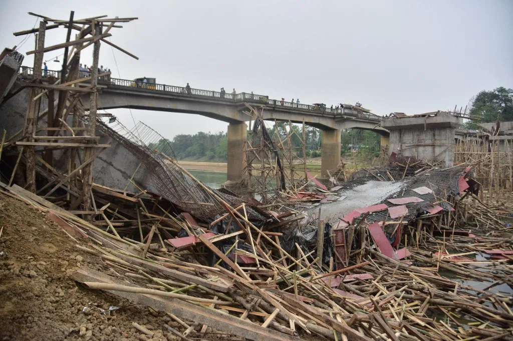 A hídomlás után órákig tartottak a mentési munkálatok - Képünk illusztráció Fotó: ANUWAR HAZARIKA / NurPhoto A newly constructed  bridge  over Kopili river Collapse at Kampur area in Nagaon District of Assam , India on  Mar 16 ,2023 . (Photo by Anuwar Hazarika/NurPhoto) (Photo by ANUWAR HAZARIKA / NurPhoto via AFP)