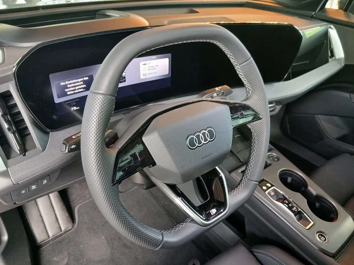 Visszatértek a mauális tekerőgombok az új Audi Q4 e-tron kormánykerekére is