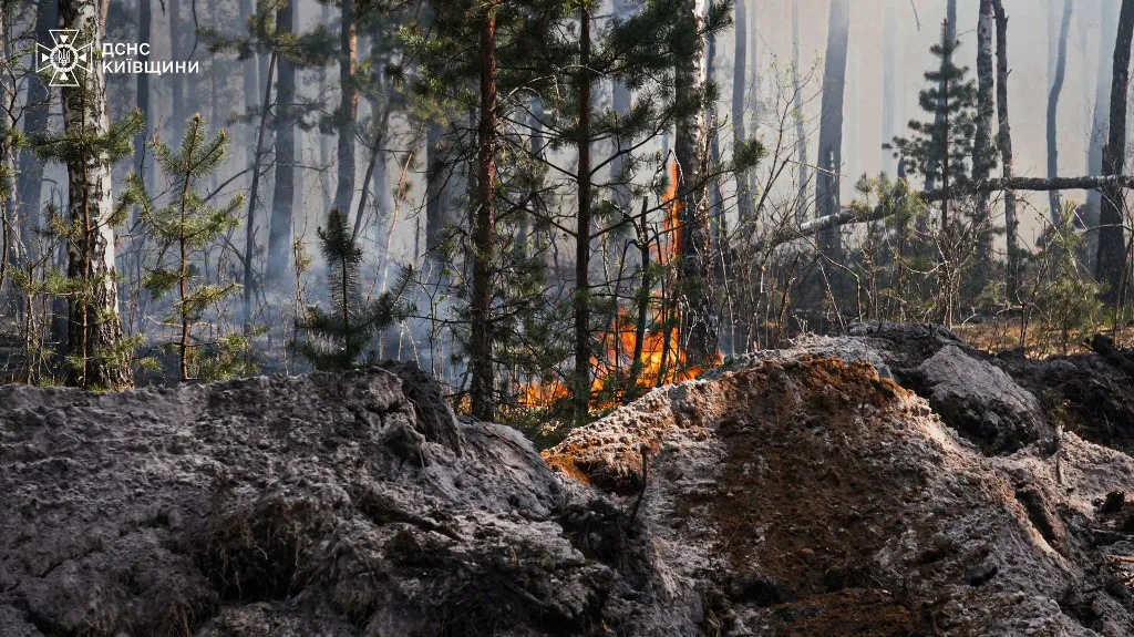 A csernobili atomerőmű körüli zárt övezetben május 7-én tört ki erdőtűz, This handout photograph taken on May 7, 2026 released by the State Emergency Service of Ukraine on May 8, 2026, shows a forest fire in the Chernobyl Exclusion Zone in northern Ukraine amid the Russian invasion of Ukraine. A large forest fire was burning through the Chernobyl exclusion zone on May 8, 2026, following a drone crash near the defunct nuclear plant the previous day, Ukrainian authorities said. (Photo by Handout / STATE EMERGENSY SERVICE OF UKRAINE / AFP) / RESTRICTED TO EDITORIAL USE - MANDATORY CREDIT "AFP PHOTO / State Emergency Service of Ukraine" - NO MARKETING NO ADVERTISING CAMPAIGNS - DISTRIBUTED AS A SERVICE TO CLIENTS