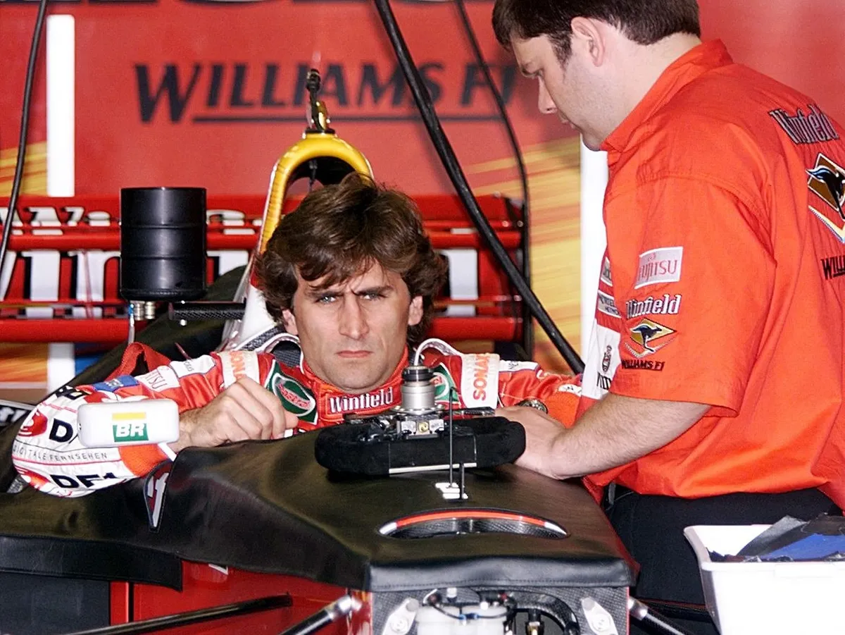 Alex Zanardi 1999-ben, a Williams pilótájaként a Brazil Nagydíj előtt, az interlagosi bokszutcában Fotó: AFP/Antonio Scorza