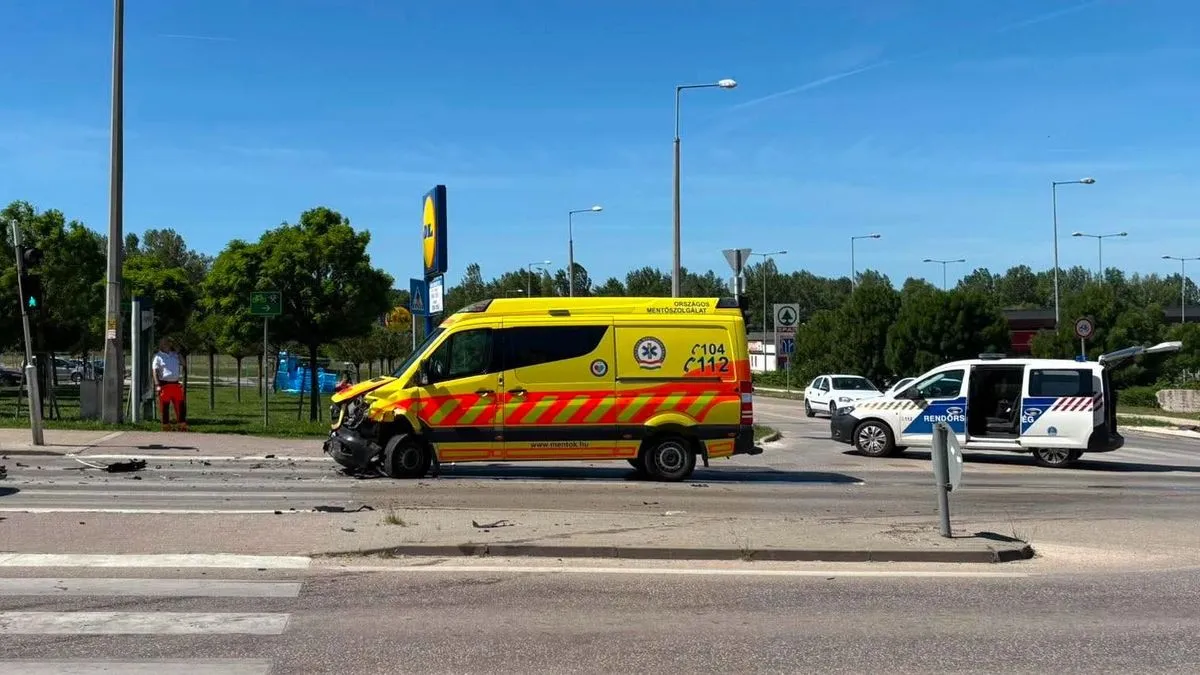 Frontális balesetben összetört egy mentőautó eleje