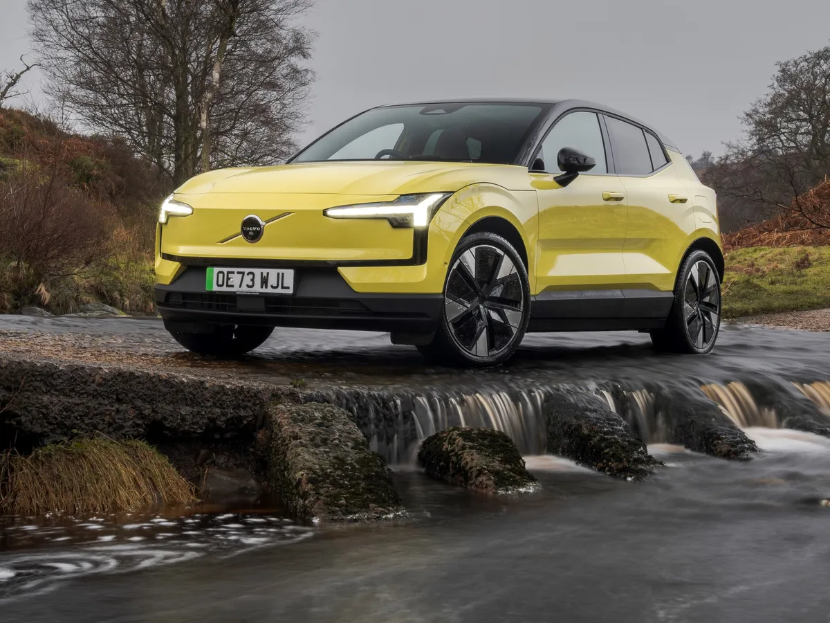 Lassan megy a Volvo EX30 elektromos autó visszahívása, sok tulajdonos visszatérne a benzinmotorhoz.