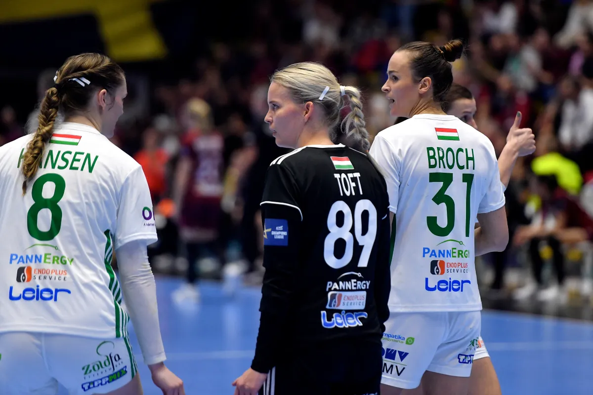 Anne Mette Hansen, Sandra Toft és Yvette Broch a Győri Audi ETO mezében a Rapid Bucuresti elleni kézilabda Bajnokok Ligája-mérkőzésen 2022 decemberében. Hansen is érintett a dán kézilabdázók több százmilliós perében. Fotó: ALEX NICODIM / NurPhoto