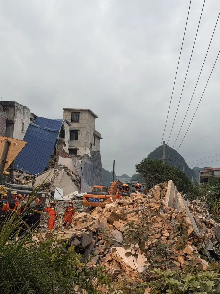 A földrengés több épületet is romba döntött Dél-Kínában.(260518) -- LIUZHOU, May 18, 2026 (Xinhua) -- Rescuers carry out rescue operations after an earthquake in Shangdeng Village of Taiyangcun Town, Liuzhou, south China's Guangxi Zhuang Autonomous Region, May 18, 2026. A 5.2-magnitude earthquake struck Liuzhou City in south China's Guangxi Zhuang Autonomous Region early Monday, local earthquake relief headquarters said. (Xinhua/Nong Guanbin) (Photo by Nong Guanbin / Xinhua via AFP)