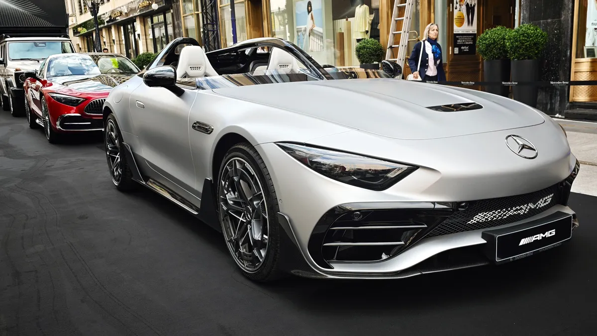 Három hónapon át állítják ki Budapesten a Mercedes-Benz legendás modelljeit - változni fog a felhozatal.