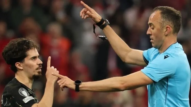 Vitinha magyaráz Joao Pinheiro játékvezetőnek a Bayern München–PSG Bajnokok Ligája-elődöntőn. Fotó: AFP