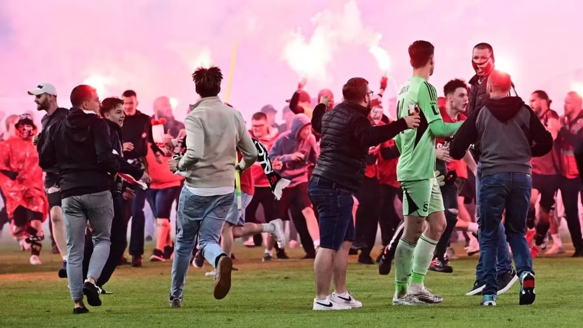 Elképesztő botrány: saját szurkolói rabolták el a Slavia bajnoki címét