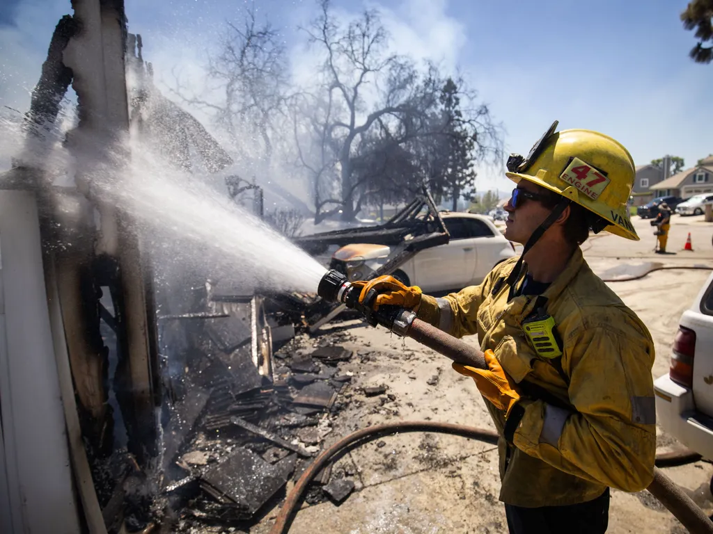 Erdőtűz, Kalifornia, ErdőtűzKalifornia, 2026.05.19., Simi Valley, 2026. május 19.
Lakott területre átterjedt erdőtűzben megégett építményt locsol egy tűzoltó a kaliforniai Simi Valley településen 2026. május 18-án.
MTI/AP/Ethan Swope