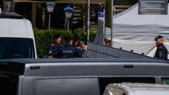Lövöldözés Ausztriában – Kettős gyilkosság és öngyilkosság Linzben: A rendőrség paravánokat és sátrakat állított fel a parkolóban. A területet lezárták.