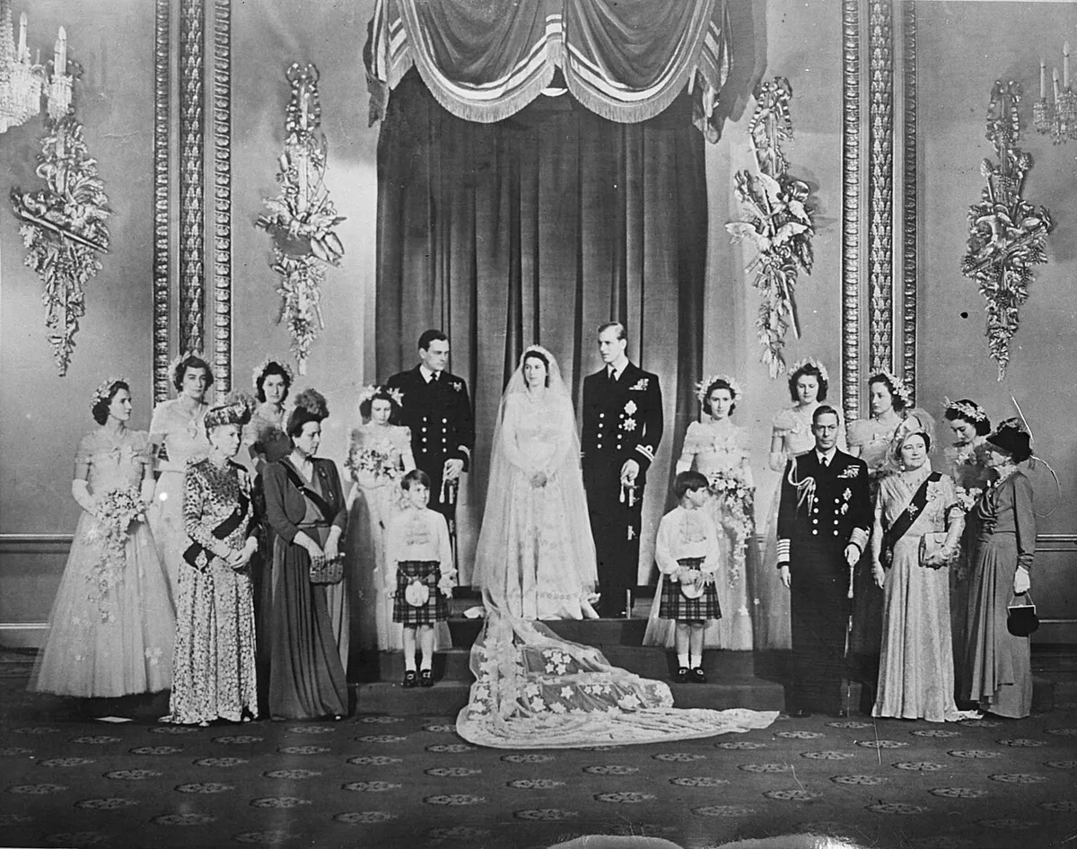 Erzsébet hercegnő Fülöp herceggel a Buckingham-palotában, az esküvőjük után, 1947-ben. Hat évve lkésőbb már II. Erzsébet néven jelent meg a Buckingham-palota falai között.