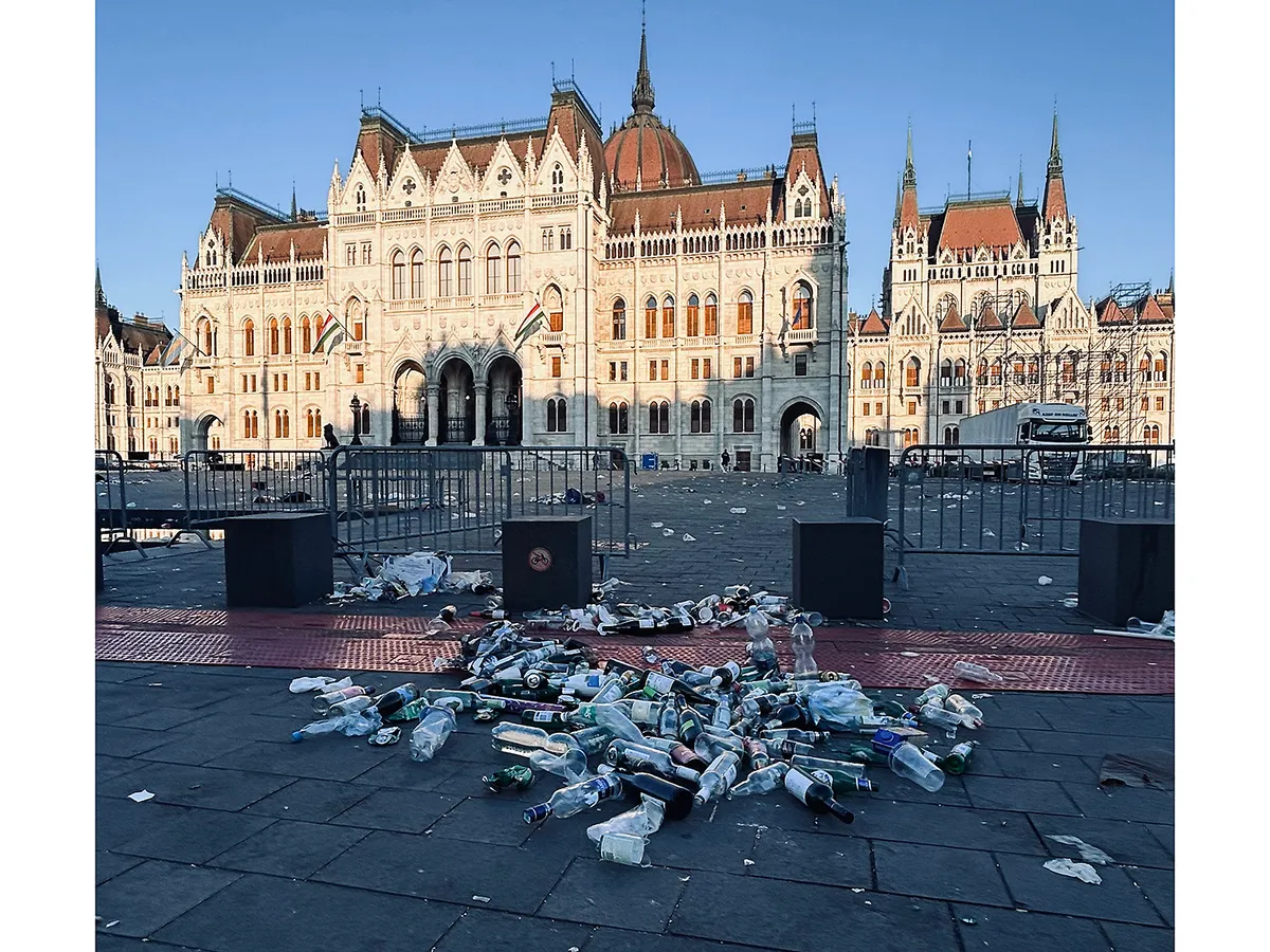 A Kossuth tér palackok takarásában, A Tisza Párt egész napos „rendszerváltó népünnepély” elnevezésű rendezvényének résztvevői az Országház előtti Kossuth Lajos téren, hátra hagyott szemét, hátrahagyottszemét