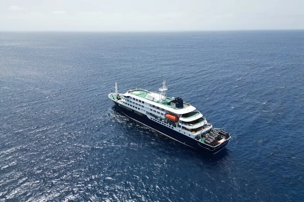 Hantavírus jelent meg egy óceánjárón: több embert evakuáltak, hárman meghaltak - This aerial picture shows a general view of the cruise ship MV Hondius stationary off the port of Praia, the capital of Cape Verde, on May 4, 2026. Strict precautionary measures including isolation are in place on a cruise ship anchored off Cape Verde on which a suspected outbreak of hantavirus has killed three people, the cruise operator said on May 4, 2026.The Canary Islands are being "considered" for disembarkation of the boat, which has 149 people of 23 nationalities on board, after Cape Verde refused entry, Oceanwide Expeditions said in a statement. (Photo by AFP)