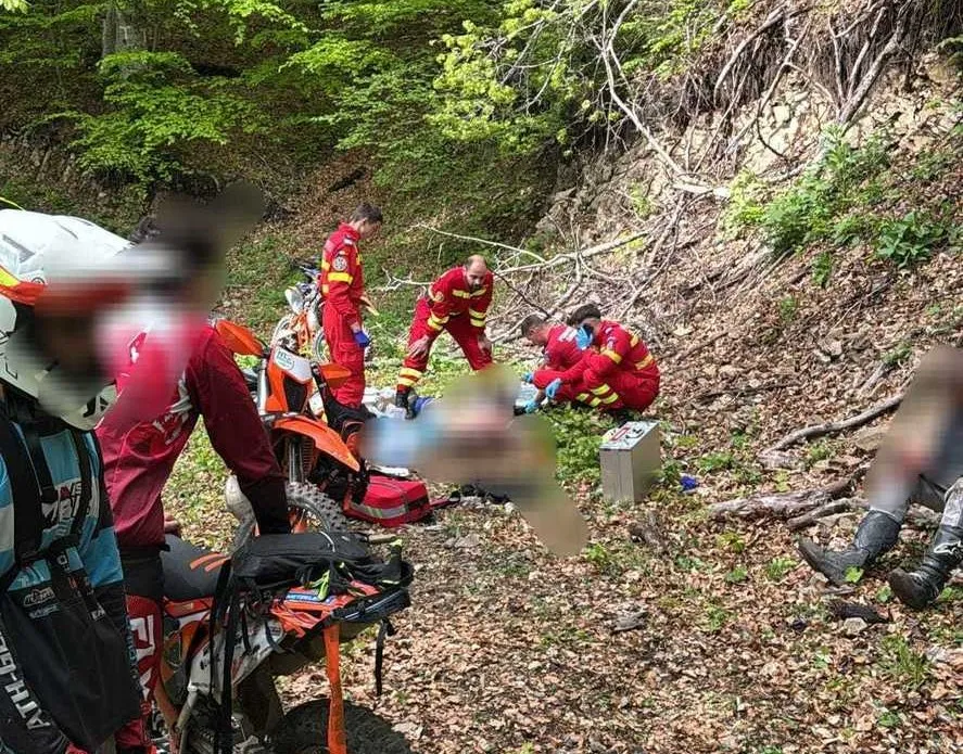 Szakadékban hajtott egy 19 éves motoros. Mire rátaláltak a férfi már halott volt