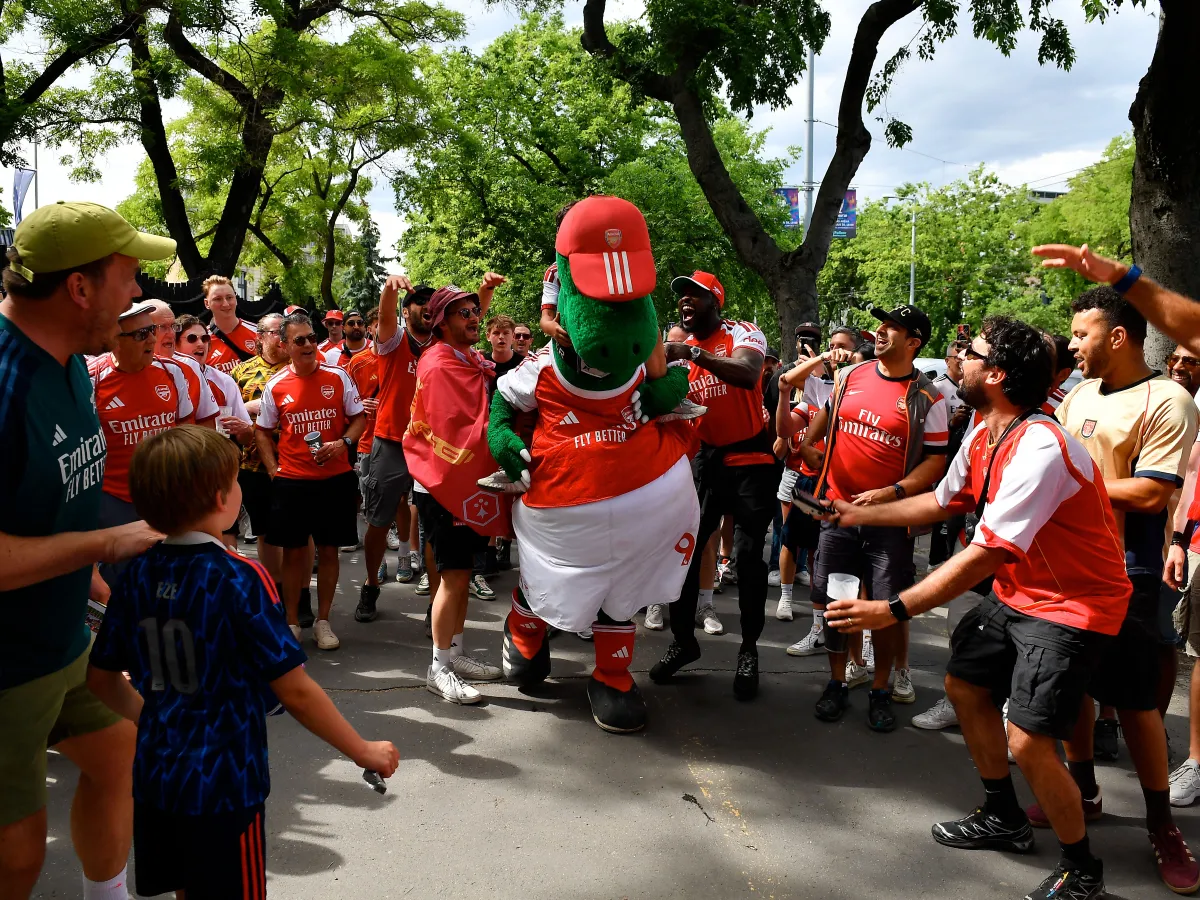 Az Arsenal kabalája, Gunnersaurus is a szurkolókkal vonult