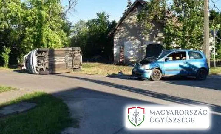 A törökszentmiklósi baleset helyszíne, ahol a vétlen autó az oldalára borulva állt meg.