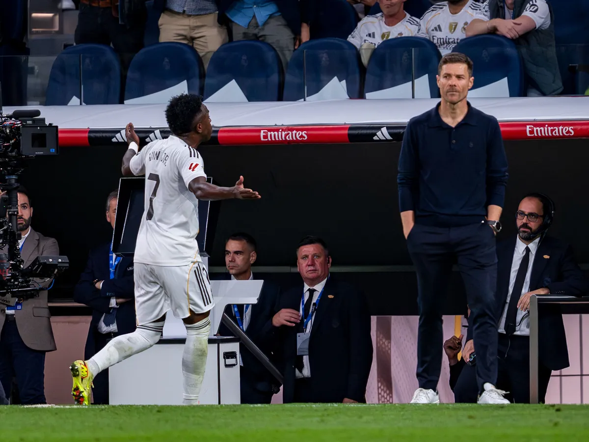 Vinicius Junior of Real Madrid protests following his replacement with Xabi Alonso, head coach of Real Madrid, during the LaLiga EA Sports football match between Real Madrid CF and FC Barcelona at Estadio Santiago Bernabeu in Madrid, Spain, on October 26, 2025. (Photo by Alberto Gardin/NurPhoto) (Photo by Alberto Gardin / NurPhoto via AFP)