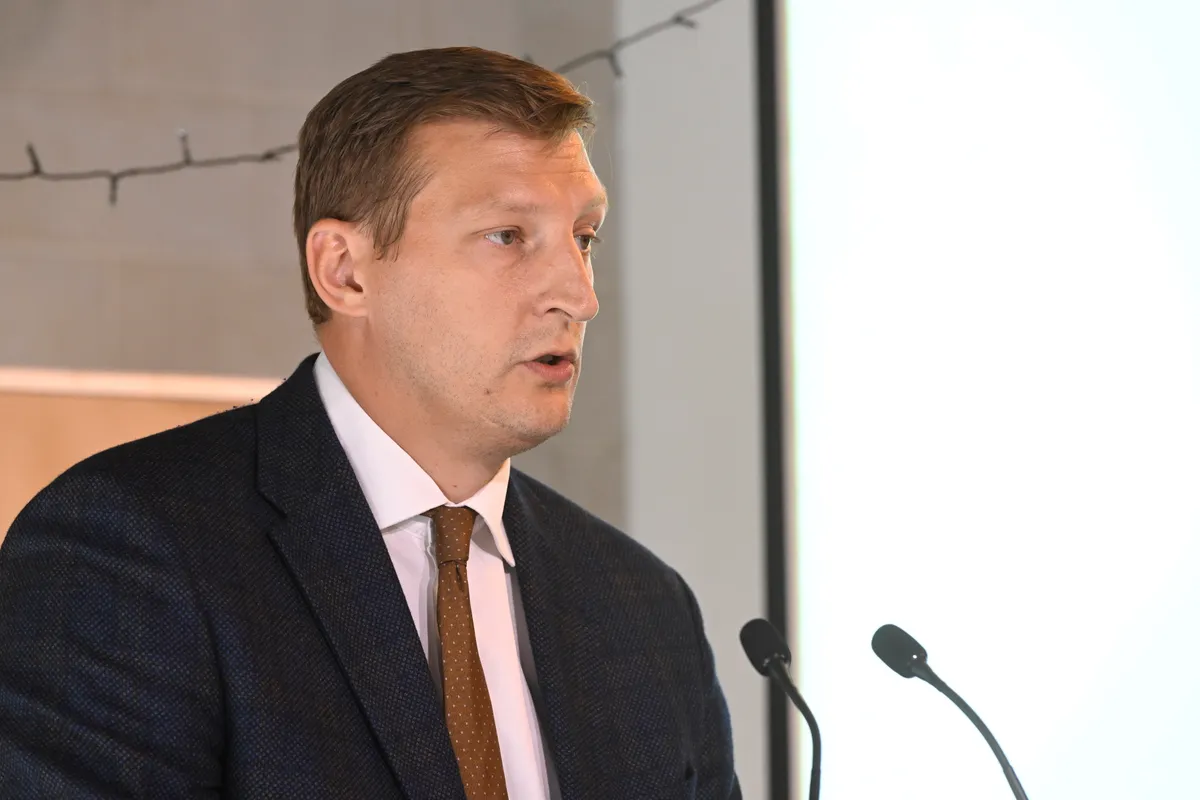 Etyek, 2024. szeptember 6.
Panyi Miklós, a Miniszterelnökség parlamenti és stratégiai államtitkára beszédet mond a VI. Pezsgőkonferencián Etyeken, a Rókusfalvy Birtokon 2024. szeptember 6-án.
MTI/Lakatos Péter