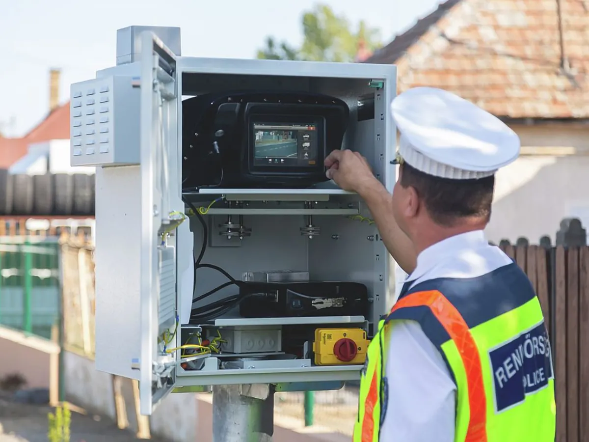 Trafibox, sebességmérés, sebességellenőrzés, traffipax, rendőrség, gyorshajtás, A rendőrségi traffiboxok adatai sokkolóak voltak áprilisban, rengeteg a gyorshajtó Budapesten