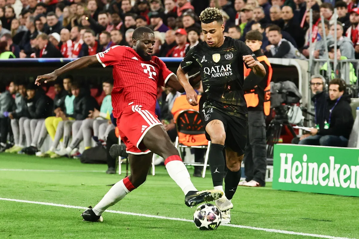 München, 2026. május 6.
Dayot Upamecano, a Bayern München (b) és Désiré Doué, a Paris Saint-Germain játékosa a labdarúgó Bajnokok Ligája elődöntőjének Bayern München-Paris Saint-Germain visszavágó mérkőzésén a müncheni Allianz Arénában 2026. május 6-án.
MTI/EPA/Ronald Wittek
