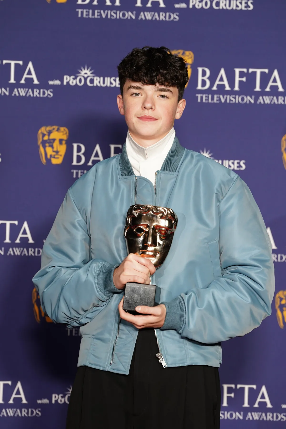Owen Cooper BAFTA TV díjával a 2026-os BAFTA TV díjátadón.