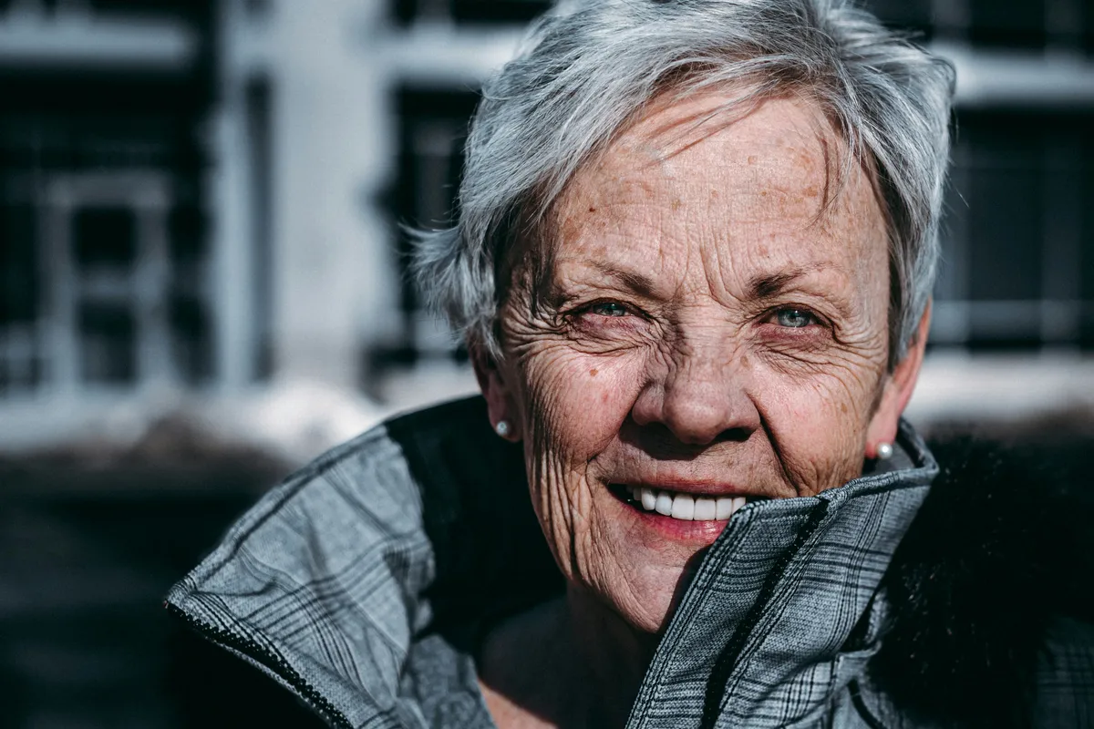 Az öregedés természetes biológiai folyamat, a friss kutatás szerint egy agyi fehérje kulcsszerepet játszhat benne – Fotó: Unsplash