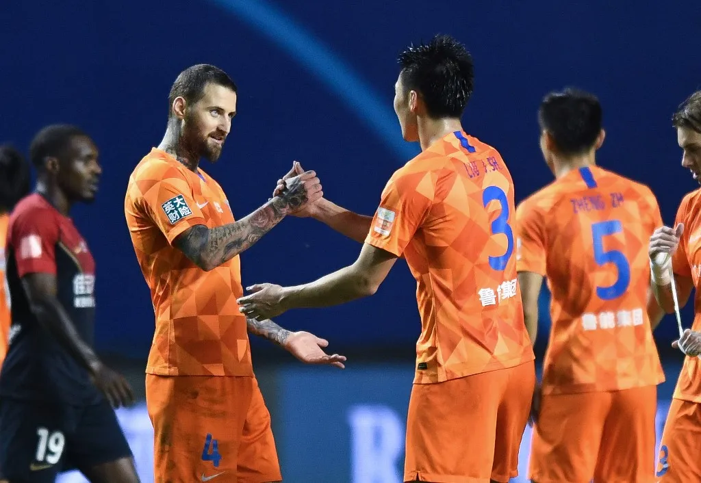 (200921) -- DALIAN, Sept. 21, 2020 (Xinhua) -- Tamas Kadar (2nd L) of Shandong Luneng celebrates with teammates after the 12th round match between Shenzhen FC and Shandong Luneng at the postponed 2020 season Chinese Football Association Super League (CSL) Dalian Division in Dalian, northeast China's Liaoning Province, Sept. 21, 2020. (Xinhua/Long Lei) (Photo by Long Lei / Xinhua via AFP)
