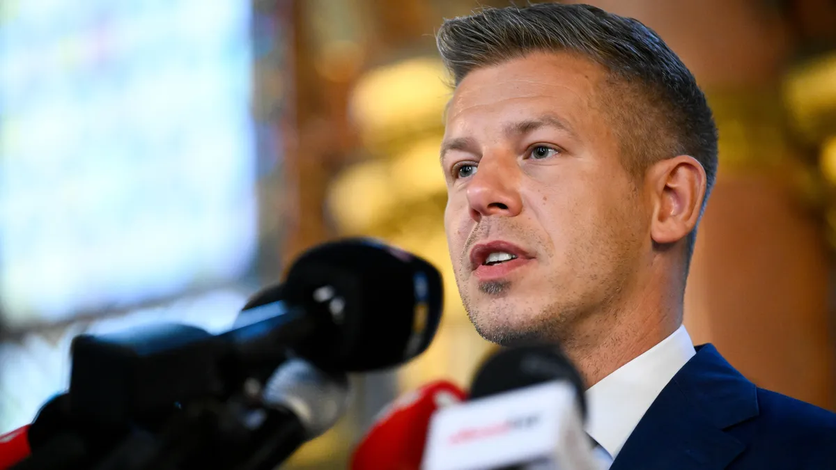 Budapest, 2026. április 17.Magyar Péter, a Tisza Párt elnöke, a párt delegációjának vezetője, leendő miniszterelnök az Országgyűlés alakuló ülését előkészítő tárgyalást követően tartott sajtótájékoztatón az Országházban 2026. április 17-én.MTI/Hegedüs Róbert