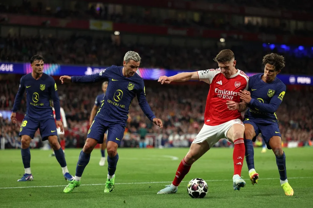 Arsenal's Swedish striker #14 Viktor Gyokeres battles for the ball with Atletico Madrid's Argentinian midfielder #20 Giuliano Simeone and Atletico Madrid's French striker #07 Antoine Griezmann (2L) during the UEFA Champions League second-leg semi-final football match between Arsenal and Atletico Madrid at the Emirates Stadium in north London on May 5, 2026. (Photo by Adrian Dennis / AFP)