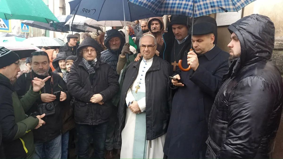 Hívei között várta korábban az apát a végrehajtó