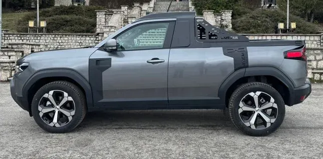 Így fest oldalról a kétszemélyes Dacia Duster pickup