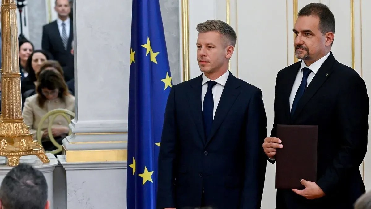 A képeket Magyar Péter utasítására szándékosan olyan szögből készítették, hogy a köztársasági elnök ne látsszon rajtuk. A Bóna Szabolccsal készített képen még szerepelt Sulyok Tamás, de az MTI felsőbb utasításra levágta róla az államfőt (Fotó: MTI/Koszticsák Szilárd)