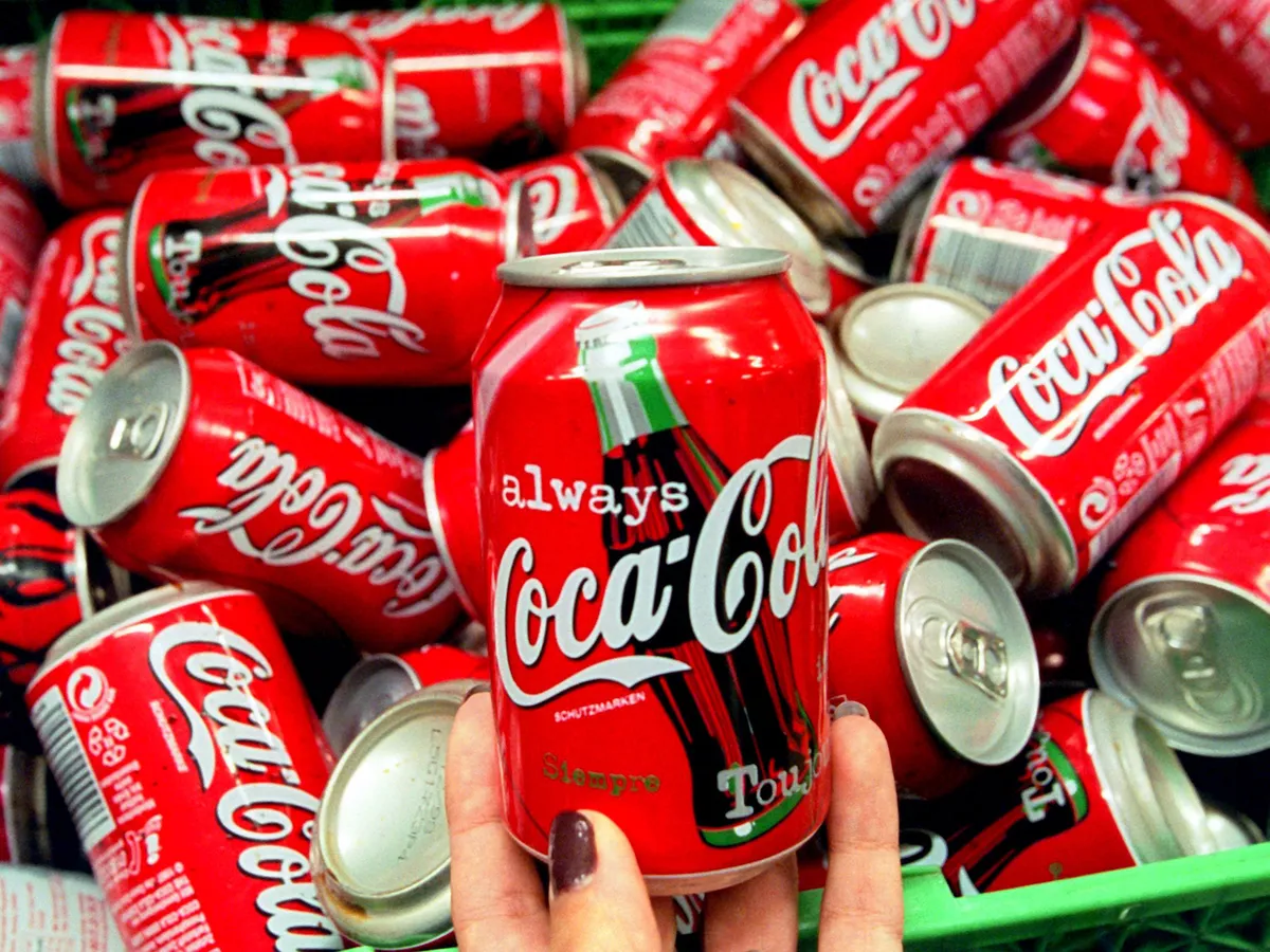 A Coca-Cola története már a kezdetektől tele volt meglepő fordulatokkal és ikonikus reklámokkal