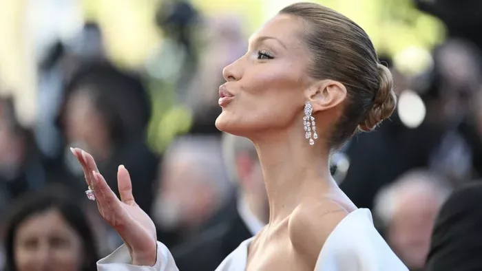 A nap cicije: áttetsző felsőben mutogatta mellbimbóját Bella Hadid