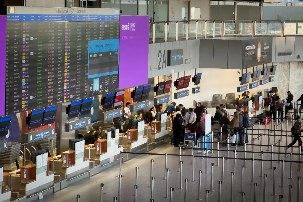 A BL-döntő miatt jelentősen megnő a forgalom a Budapest Airporton, járatkésésekre és torlódásokra is figyelmeztetnek.