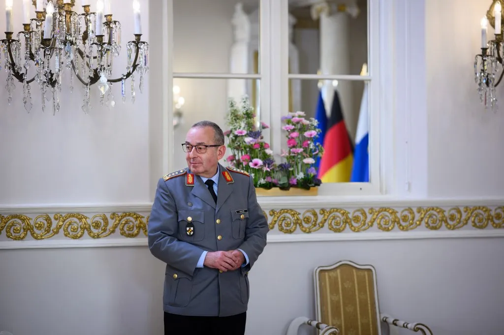 Carsten Breuer szerint az orosz fenyegetés miatt Németországnak azonnal bevethető haderőre van szüksége07 May 2026, Finland, Helsinki: Carsten Breuer, Inspector General of the German Armed Forces, stands before a press conference by Federal President Steinmeier and Finnish President Stubb at the Presidential Palace. Federal President Steinmeier and his wife are visiting Sweden and Finland during their two-day trip to Scandinavia. Photo: Bernd von Jutrczenka/dpa (Photo by BERND VON JUTRCZENKA / dpa Picture-Alliance via AFP)