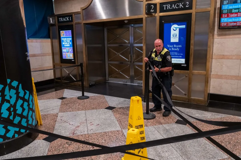 NEW YORK, NEW YORK - JUNE 07: An Amtrak police officer moves barriers at the scene of a stabbing in Penn Station on June 7, 2026 in New York City. Five people were injured in a stabbing incident at Penn Station on Sunday evening, according to the FDNY. The attack occurred shortly after 7 p.m. on the NJ Transit concourse. One victim sustained serious injuries, two suffered moderate injuries, and the remaining two were treated for minor injuries.   Adam Gray/Getty Images/AFP (Photo by Adam Gray / GETTY IMAGES NORTH AMERICA / Getty Images via AFP)