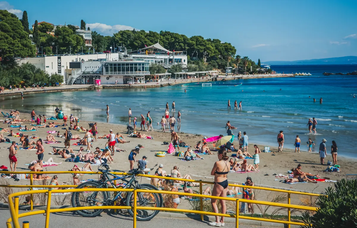 a horvát tengerpart turistákkal
