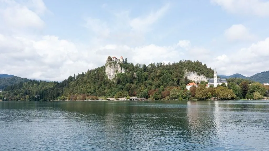 Mélybe zuhant egy magyar gyerek a bledi várnál, Szlovéniában (A képen a vár)