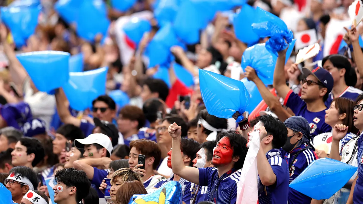 Nem bírta feldolgozni Japán kiesését egy szurkoló a foci-vb-n