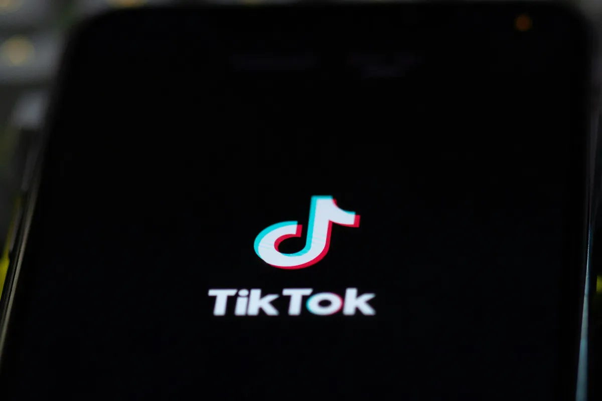 TikTok-trend miatt figyelmeztet a rendőrség: nem csupán bűncselekmény, de életveszélyes is lehet