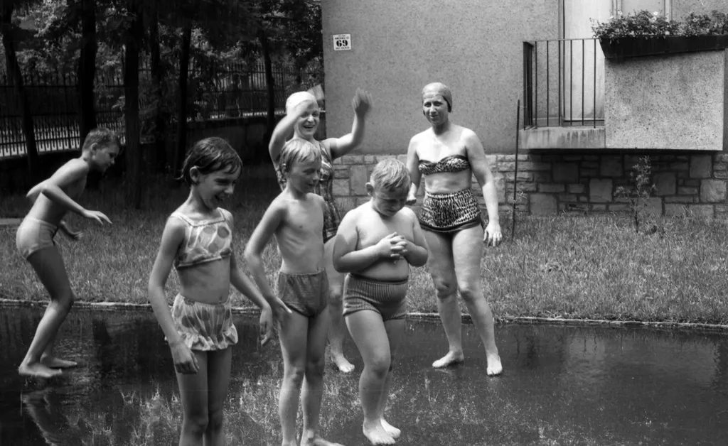 Ha jött egy megváltó nyári zápor, az emberek az utcán élvezték az égi áldást. 