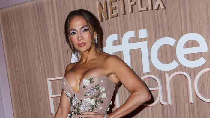 Jennifer Lopez elképesztő ruhában jelent meg a vörös szőnyegen