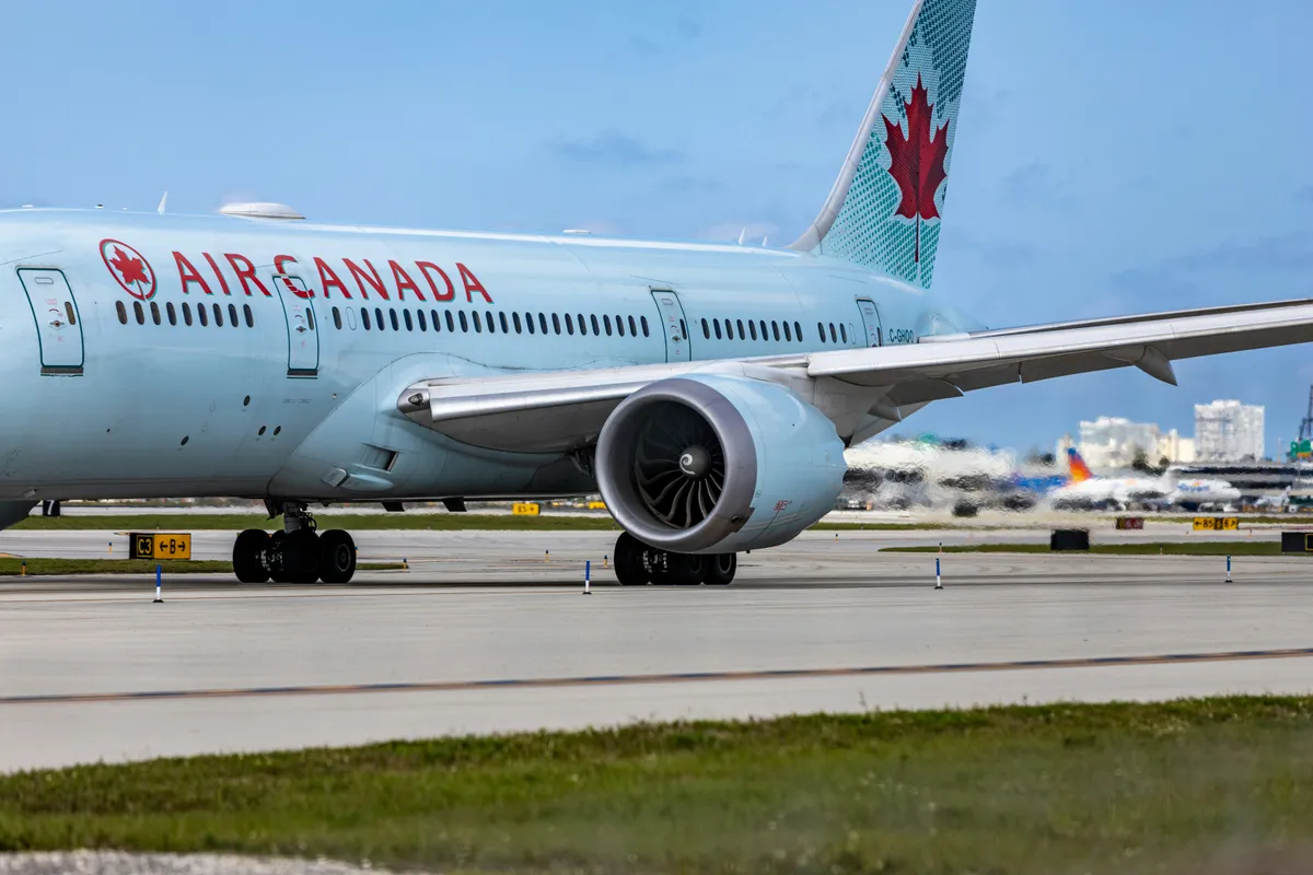 Rosszul lett egy pilóta az Air Canada Newarkból Halifax felé tartó járatán. A kapitány repülés közben kapott görcsrohamot