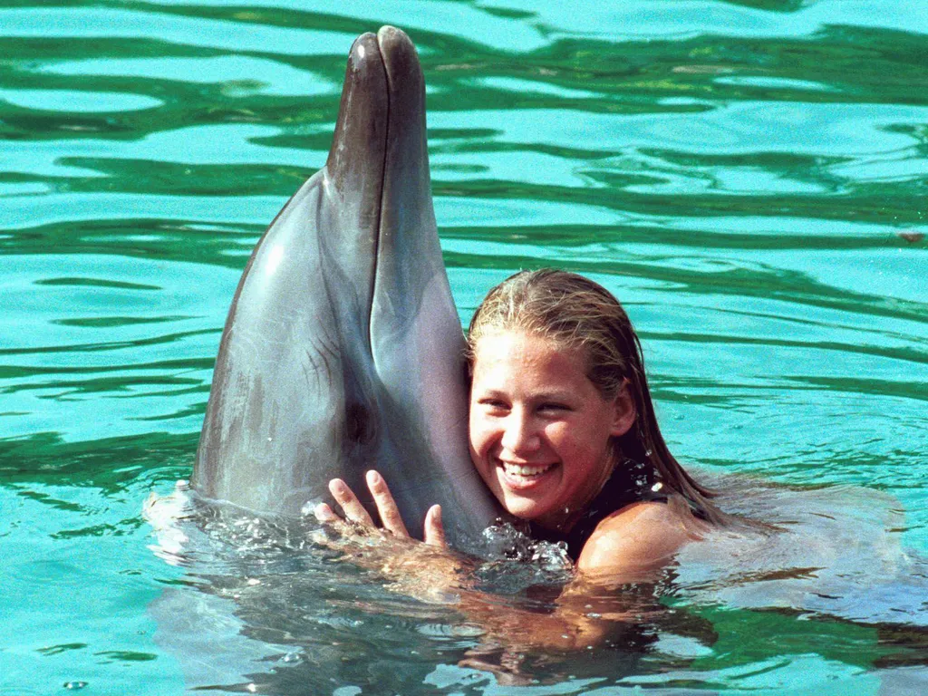 Anna Kurnyikova, AnnaKurnyikova,  Russian tennis star Anna Kournikova frolics with dolphin Zac at Seaworld on the Gold Coast in eastern Australia, south of Brisbane 02 January, 2000.  Kounikova, 18, is in town for the Australian Women's Hardcourt tourname