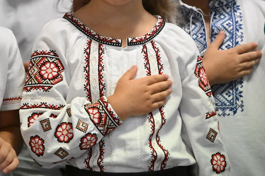 A Himnusz ma is a magyar nemzeti ünnepek és hivatalos események meghatározó része Students attend the first day of school ceremony at the newly established Taras Chevtchenko bilingual primary school for ethnic Ukrainians in the building of Erkel Ferenc preliminary school in Budapest on September 1, 2025. Despite strained bilateral relations between multiple schools opened in recent years in Hungary serving ethnic Ukrainian students. (Photo by Attila KISBENEDEK / AFP)