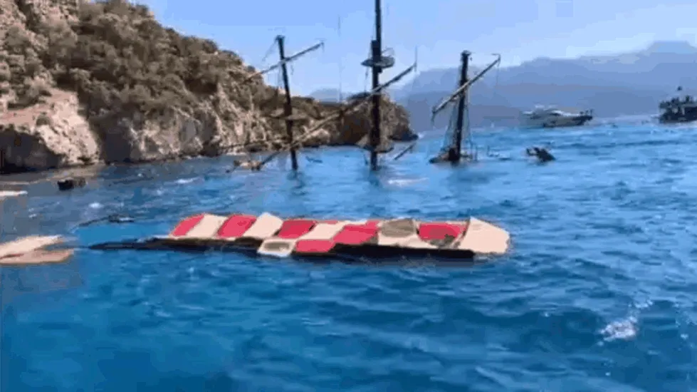 Elsüllyedt egy kirándulóhajó Marmarisban, hajóGIF